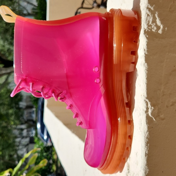 DONATING THIS WEEKEND IF NOT BOUGHT: Melissa boots size 7 for women - Picture 9 of 10